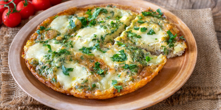 Nėščiosioms tinkamas patiekalas: žolelių ir gruyère sūrio frittata su smidrais ir saldžiosiomis bulvėmis