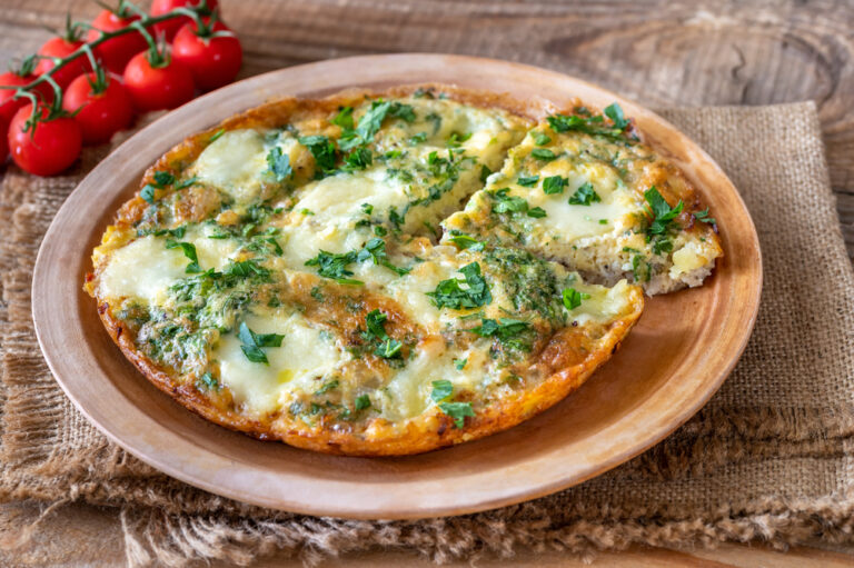 Nėščiosioms tinkamas patiekalas: žolelių ir gruyère sūrio frittata su smidrais ir saldžiosiomis bulvėmis