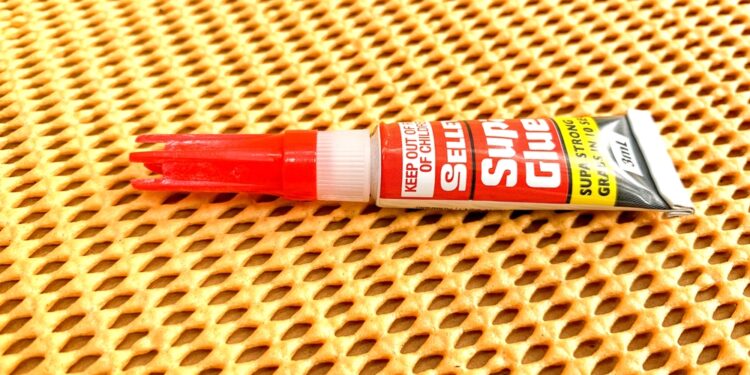 Kaip nuvalyti superklijų likučius nuo odos