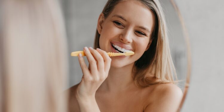 7 kasdieniai įpročiai sveikiems dantims