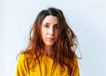 Kodėl jūsų plaukai šiurkštūs kaip šiaudai ir ką daryti?