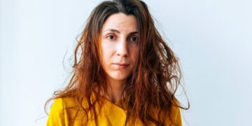 Kodėl jūsų plaukai šiurkštūs kaip šiaudai ir ką daryti?