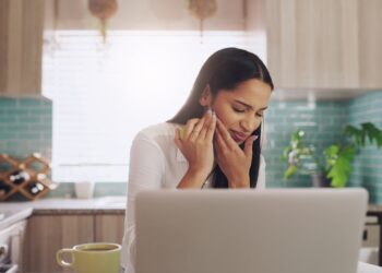 Kodėl mano dantenos blyškios?