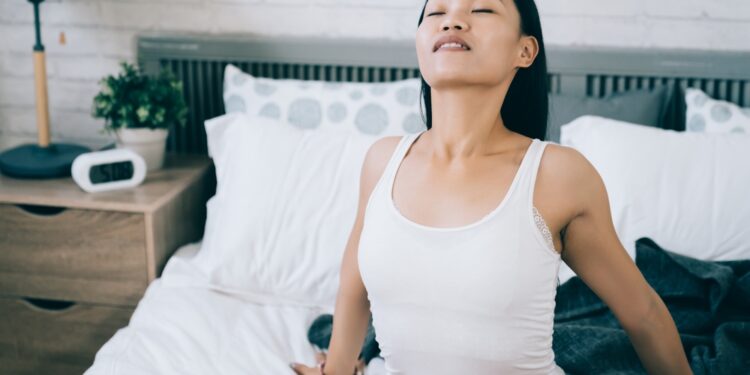 Darbo pertraukėlė: viršutinės nugaros tempimo pratimai