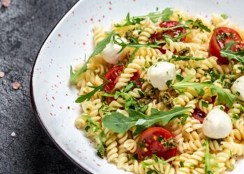 Šaltos makaronų salotos su kreminiu anakardžių padažu ir traškiomis daržovėmis