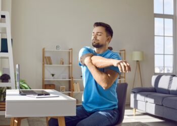 4 tempimo pratimai pečiams, kuriuos galite atlikti darbe