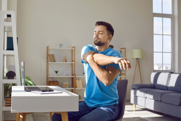 4 tempimo pratimai pečiams, kuriuos galite atlikti darbe