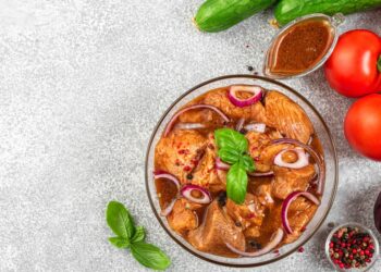 Šašlyko vištiena su agurkų borani ir sultingais pomidorais