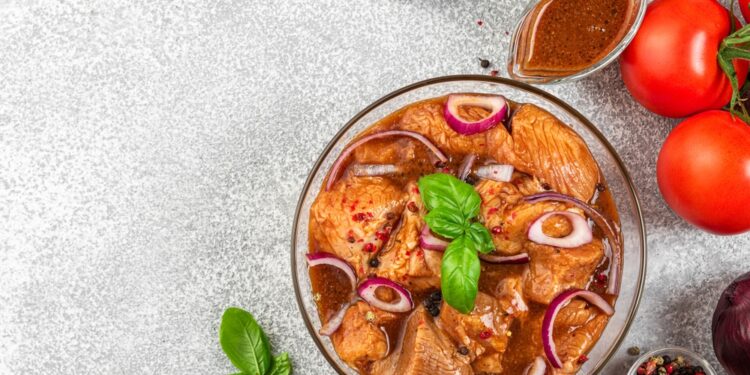 Šašlyko vištiena su agurkų borani ir sultingais pomidorais