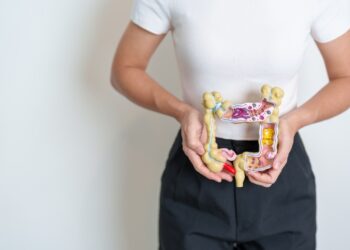 Ar dirgliosios žarnos sindromas (DŽS) sukelia kraują išmatose?