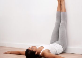 Keturių pratimų treniruotė prie sienos: greitas kelias į puikią formą