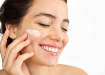 8 geriausi veido drėkikliai sergantiesiems žvyneline