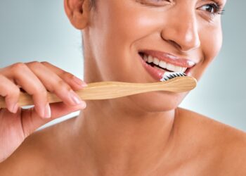 Kas blogiau: praleisti dantų valymą ar siūlo naudojimą?