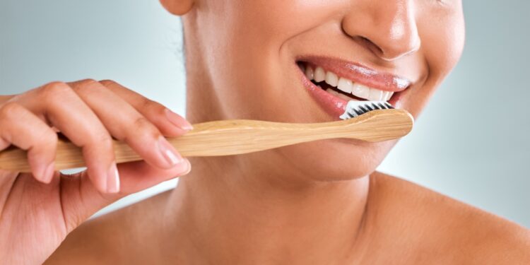 Kas blogiau: praleisti dantų valymą ar siūlo naudojimą?