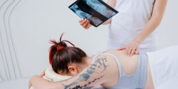 Nelygaus krūtinės ląstos išlinkimo priežastys