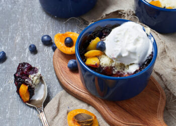 Persikų ir gervuogių trupininis su kardamonu