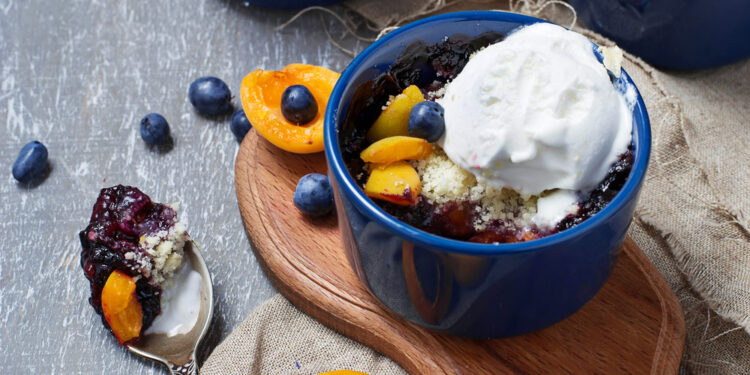 Persikų ir gervuogių trupininis su kardamonu