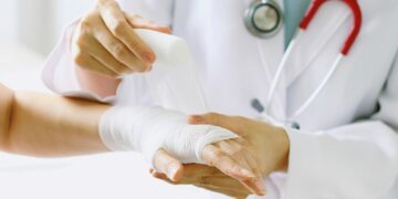 Žaizdų gydymas superklijais