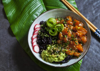 Traški lašiša su svogūnų ryžiais ir marinuotomis daržovėmis