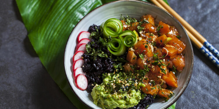 Traški lašiša su svogūnų ryžiais ir marinuotomis daržovėmis