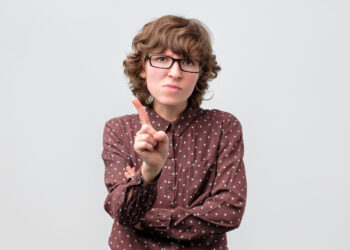 Kodėl trūkčioja mano pirštas?