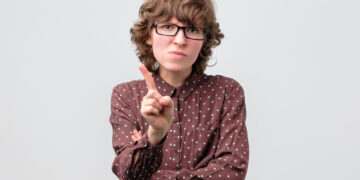 Kodėl trūkčioja mano pirštas?