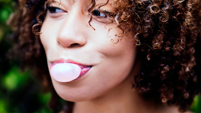 Kaip išsiimti kramtomąją gumą iš plaukų