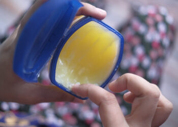 Vazelinas krūtims: ar jis gali padidinti jų apimtį?