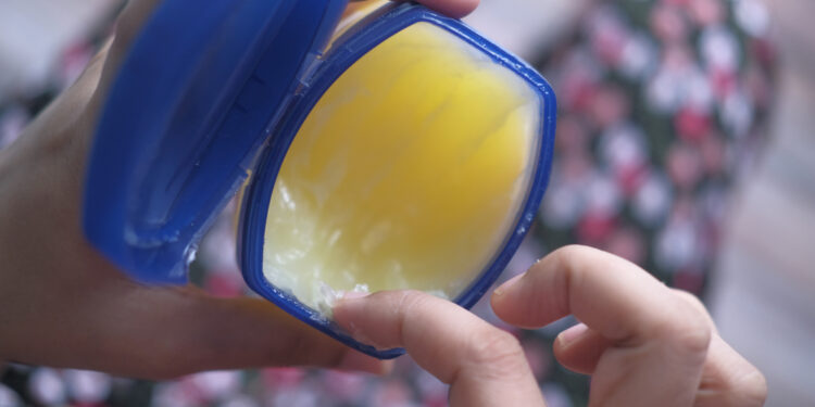 Vazelinas krūtims: ar jis gali padidinti jų apimtį?