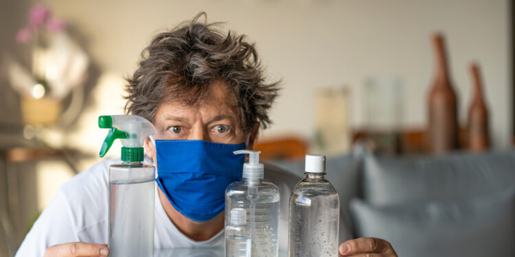 Ar burnos skalavimo skystis naikina COVID-19?