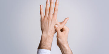 Skausmas piršto sąnaryje spaudžiant