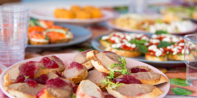 5 paprastų užkandžių receptai vaišėms su draugais