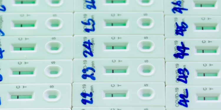 Ką reiškia klaidingai teigiamas hepatito C testo rezultatas?