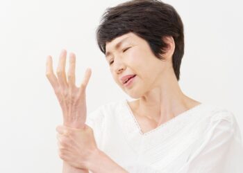 Ar vitamino D trūkumas menopauzės metu sukelia sąnarių skausmą?