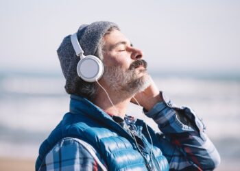 Ar Auvelity sukelia plaukų slinkimą?