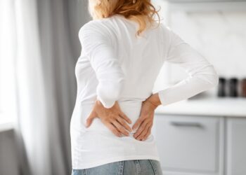 Kas sukelia mano nugaros skausmą ir pykinimą?