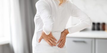 Kas sukelia mano nugaros skausmą ir pykinimą?