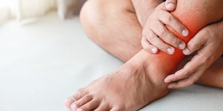 Kas sukelia kojų mėšlungį?