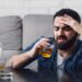 Kaip atpažinti priklausomybę nuo alkoholio (alkoholio vartojimo sutrikimą)