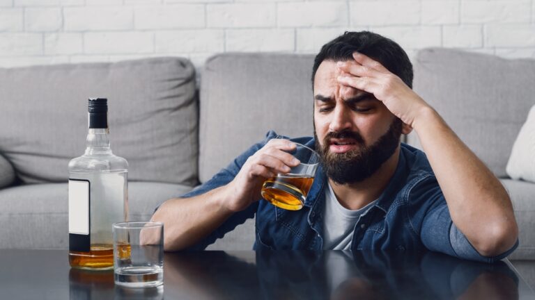 Kaip atpažinti priklausomybę nuo alkoholio (alkoholio vartojimo sutrikimą)