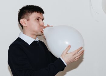 Ar sulaikytos dujos gali išeiti per burną?