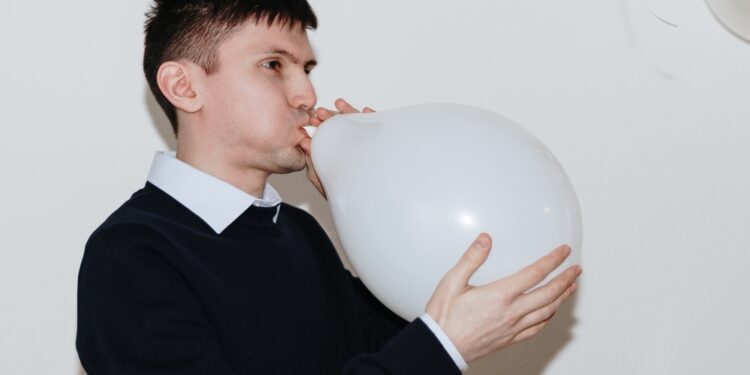 Ar sulaikytos dujos gali išeiti per burną?