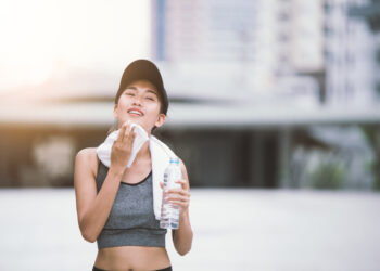 6 išmanūs aprangos patarimai gausiai prakaituojantiems