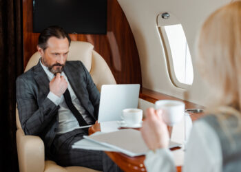 Lėktuvai, traukiniai ir automobiliai: kelionių patarimai sergantiems Krono liga