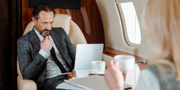 Lėktuvai, traukiniai ir automobiliai: kelionių patarimai sergantiems Krono liga