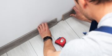 „GLA: Karaliui pritaikytas“  arba  „GLA: Vertas karaliaus“Abi versijos tinkamos, priklausomai nuo konteksto:- Jeigu norima pabrėžti, kad GLA pritaikytas karaliui — tiktų „GLA: Karaliui pritaikytas“.- Jei norima išlaikyti klausiamosios formos atspalvį, pavyzdžiui, kaip straipsnio ar apžvalgos pavadinime, tiktų „GLA: Vertas karaliaus?“