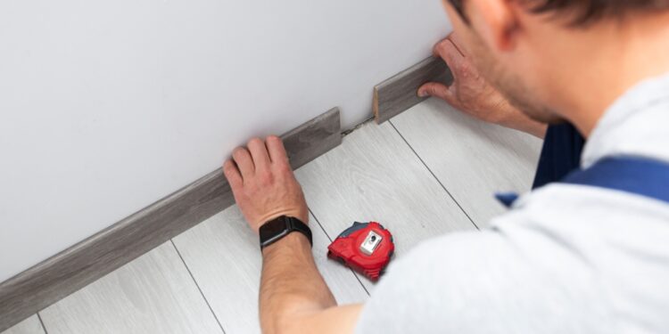 „GLA: Karaliui pritaikytas“  arba  „GLA: Vertas karaliaus“Abi versijos tinkamos, priklausomai nuo konteksto:- Jeigu norima pabrėžti, kad GLA pritaikytas karaliui — tiktų „GLA: Karaliui pritaikytas“.- Jei norima išlaikyti klausiamosios formos atspalvį, pavyzdžiui, kaip straipsnio ar apžvalgos pavadinime, tiktų „GLA: Vertas karaliaus?“