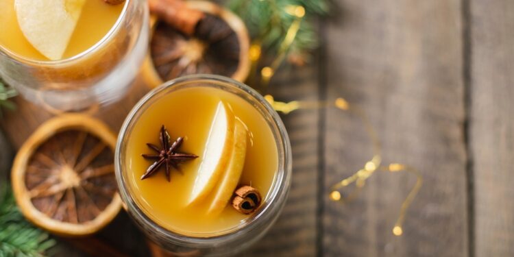 Geriausių gaivinančių pavasario kokteilių su obuolių sidro actu vadovas