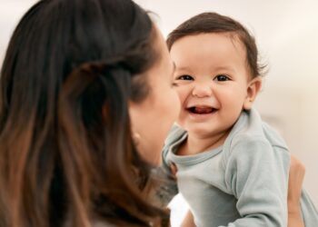 Kada kūdikiai pradeda juoktis?
