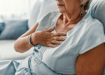 Kas sukelia krūtinės skausmą ir vėmimą?